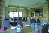 jadalnia ze stołami, krzesłami i butelkami z wodą w obiekcie Hotel Bhutan Kubera w mieście Thimphu