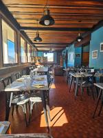 une salle à manger avec des tables et des chaises dans un restaurant dans l'établissement La Bicyclette Chambre Privée , Le Refuge Du Phoenix, à Échevis