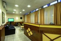 Televízia a/alebo spoločenská miestnosť v ubytovaní Hotel Admitos