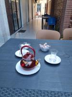 Una tetera sobre una mesa con un mantel azul. en MAHALI HOTEL, en Batumi