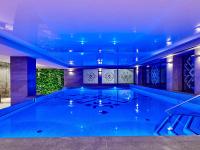 Bazén v ubytovaní ibis Styles Nowy Targ alebo v jeho blízkosti