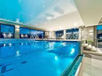 Bazén v ubytovaní ibis Styles Nowy Targ alebo v jeho blízkosti
