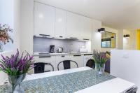A kitchen or kitchenette at Apartamento Retiro V en Madrid