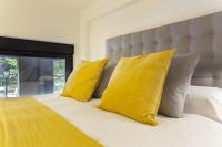 A bed or beds in a room at Apartamento Retiro V en Madrid