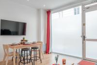 Televízia a/alebo spoločenská miestnosť v ubytovaní Lavie Maison Eiffel AC Hot Tub
