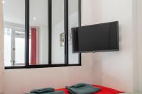 Televízia a/alebo spoločenská miestnosť v ubytovaní Lavie Maison Eiffel AC Hot Tub