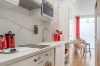 Kuchyňa alebo kuchynka v ubytovaní Lavie Maison Eiffel AC Hot Tub