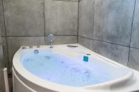 Kúpeľňa v ubytovaní Lavie Maison Eiffel AC Hot Tub