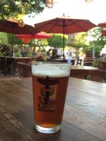 un vaso de cerveza sentado en una mesa de madera en Hotel 1697 Loreto, en Loreto