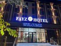 Un cartel de hotel en el frente de un edificio en Fayz Hotel, en Nukus