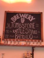 Una pizarra con un cartel que dice "En todas partes, a la orilla, bar Rattlesake". en Hotel 1697 Loreto, en Loreto