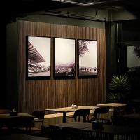 Una habitación con mesas y sillas y tres ventanas. en The Stories Resort, en Ban Phe