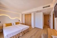 Łóżko lub łóżka w pokoju w obiekcie Universal Hotel Bikini