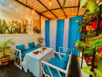 uma sala com uma mesa, cadeiras e plantas em Royal Resort, itahari em Itahari