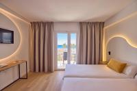 Łóżko lub łóżka w pokoju w obiekcie Universal Hotel Bikini