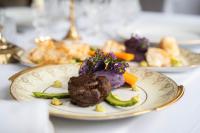 een bord met eten en groenten op tafel bij Château de Taradel in Taradeau
