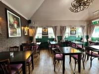 Un lugar para sentarse en The Prince Albert Pub & Hotel with onsite FREE PARKING 2 minutes from Legoland