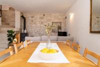 TV a/nebo společenská místnost v ubytování Heritage Island Escape - Casa Bola- Boutique Retreat