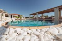 Bazén v ubytování Ampelia Hotel Kassandra nebo v jeho okolí