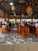 Doradalにあるhotel montana Doradalのレストランのテーブルに座っている人々のグループ