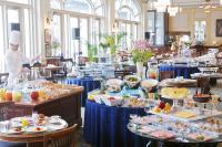 una sala buffet con tavoli pieni di cibo di Hotel Europe Huis Ten Bosch a Sasebo