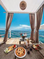 La Boutique Hotel & Suites - Adults Only في أنطاليا: طاولة على سطح سفينة سياحية بها طعام