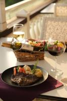 La Boutique Hotel & Suites - Adults Only في أنطاليا: طبق من الطعام وكأس من النبيذ على طاولة