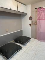 Posteľ alebo postele v izbe v ubytovaní Camping Oasis village