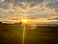Una puesta de sol en la playa con la puesta del sol en Hotel Restaurant Ostsee-Anker, en Langballig