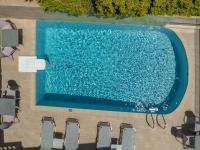 Uma vista da piscina em Corali Beach ou nos arredores