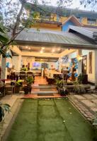 een patio van een huis met een tafel en stoelen bij Auntie Gigi's Place in Tagaytay