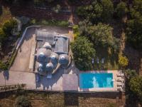 Bazén v ubytovaní HELLOAPULIA Trulli Santa Maria dei Grani - Private Pool and large garden for furry friends alebo v jeho blízkosti