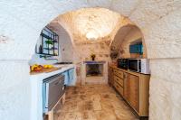 Kuchyňa alebo kuchynka v ubytovaní HELLOAPULIA Trulli Santa Maria dei Grani - Private Pool and large garden for furry friends