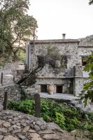 una vieja casa de piedra en la cima de una colina en Μilia Mountain retreat, en Vlátos