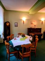 Posezení v ubytování Logis Hotel Stadt Neustadt