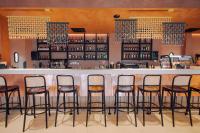 Hygge Hotel في أوبولي: بار به كراسي مصطفة عند منضدة