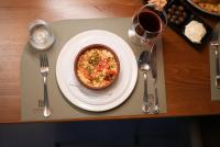 un plato de comida en una mesa en Hotel Monopoly, en Peshkopi