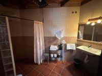 Koupelna v ubytování Hotel Rural La Covacha