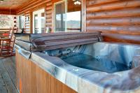eine Whirlpool-Badewanne in einem Blockhaus in der Unterkunft Cabin In The Smokeys in Gatlinburg