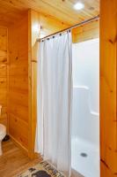 ein Bad mit einem Duschvorhang und einem WC in der Unterkunft Cabin In The Smokeys in Gatlinburg