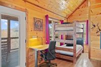 Ein Bett oder Betten in einem Zimmer der Unterkunft Cabin In The Smokeys