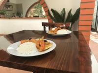 dos platos de comida en una mesa de madera en Casa Hotel Mamaluna, en Lunahuaná