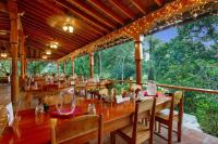 Un restaurante u otro lugar para comer en Ian Anderson Caves Branch Jungle Lodge