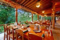 Un restaurante u otro lugar para comer en Ian Anderson Caves Branch Jungle Lodge