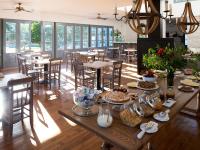 uma sala de jantar com uma mesa com comida sobre ela em NOI Blend Colchagua em Santa Cruz