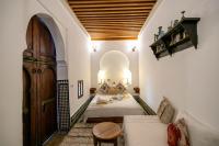 Un dormitorio con dos camas y una puerta de madera. en Dar Authentic Fes - familly hosting, en Fez