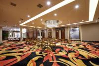 una sala banchetti con tavoli e sedie su un tappeto di Wyndham Grand Plaza Royale Chenzhou a Chenzhou