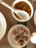 uma mesa com dois pratos de comida e uma tigela de sopa em The Windchimes Retreat Coorg em Virajpet