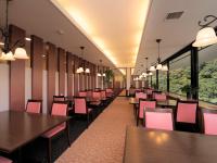 una sala da pranzo con tavoli e sedie rosa di Hotel Nanpuso a Hakone