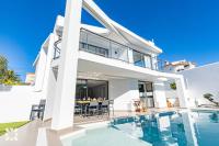 Bazén v ubytování Villa Dunamoon by Abahana Villas nebo v jeho okolí